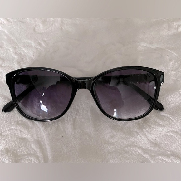 Winner\'s Choice 1 of 4 Pairs EUC+ Ladies Sunglasses